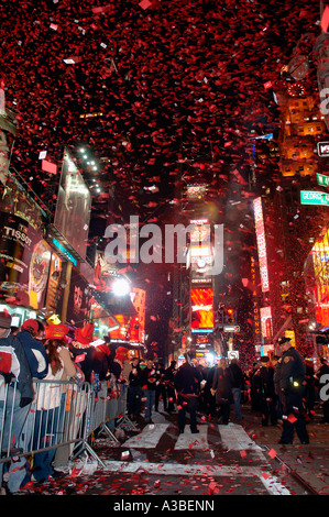 Stopfen 1 Million Zuschauer aus der U-S und alle Ecken der Welt in Times Square für Neujahr s Eve Stockfoto