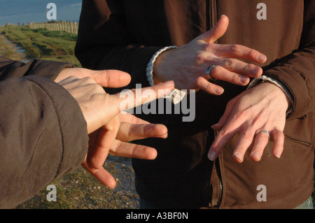 Nahaufnahme von den Händen der zwei Männer, ein Gespräch in britische Zeichensprache Stockfoto