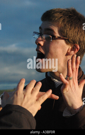 Nahaufnahme von zwei Männer, ein Gespräch in britische Zeichensprache Stockfoto