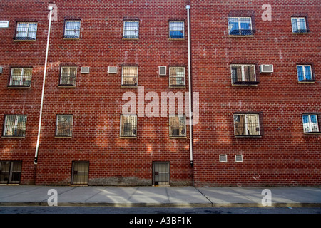 Fenster und Klimaanlagen an der Seite eines Gebäudes. Stockfoto