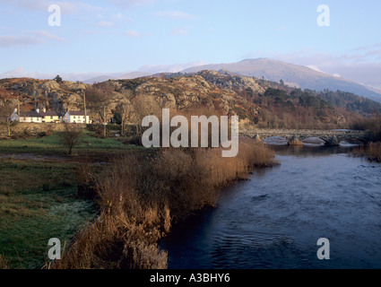 BRYNREFAIL GWYNEDD NORTH WALES UK Jan vier gewölbten Straßenbrücke über die Afon Rhythallt mit Elidir Fawr im Hintergrund Stockfoto