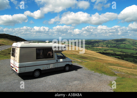 Eine Tour durch den Brecon Beacons National Park im Auto Sleeper VW Wohnwagen, der für eine Fahrpause in Layby geparkt ist, genießen Sie die ländliche Landschaft von South Wales UK Stockfoto