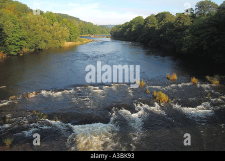 Wye River in der Nähe von Erwood und flach fällt über Felsen Stockfoto