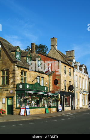 Blue Sky Day Stow auf der Straße des Wold Cotswold Market Town Street Scene Abschnitt der Gebäude auf einer Seite des Market Square Cotswolds Gloucestershire England Großbritannien Stockfoto