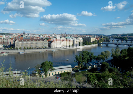 Ein Fluss in der Stadt der Tschechischen Republik. Stockfoto