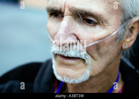 Älterer Mann mit Hilfe einer Sauerstoffmaske wegen seine Lungenkrankheit bei einem lokalen Fitnessstudio ausüben kann. Stockfoto