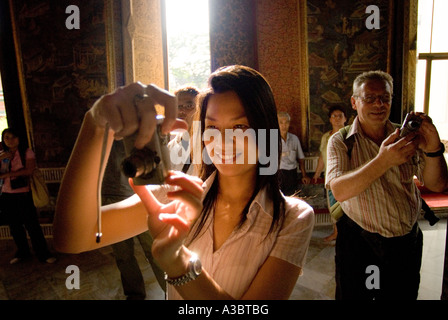 Zwei junge Thai-Frauen Flanieren auf dem Gelände des Wat Pho in Bangkok Thailand gelegen. Stockfoto