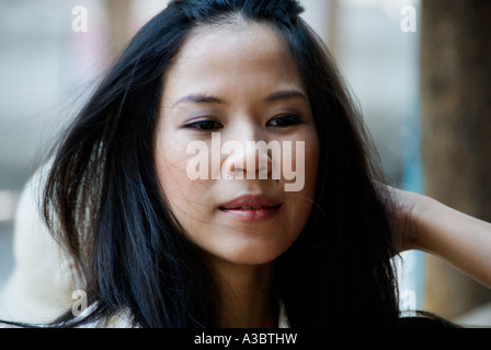 Ein junger Thai-Frau Geschäfte und durchwandert Banglamphu, dem ältesten Viertel von Bangkok, wo einige der historischen Stätten sind. Stockfoto