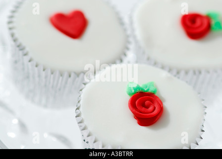 Weiße Tassenkuchen mit rotem Herz und Rosen Stockfoto