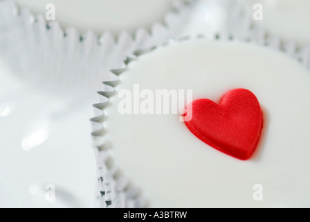 Weißer Tassenkuchen mit rotem Herz Stockfoto
