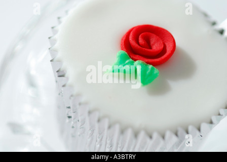 Rote Rose auf weißem Tassenkuchen Stockfoto