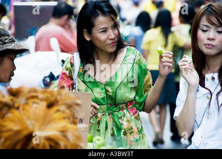 Zwei jungen Thai-Frauen Einkaufen in Yarowat. Stockfoto