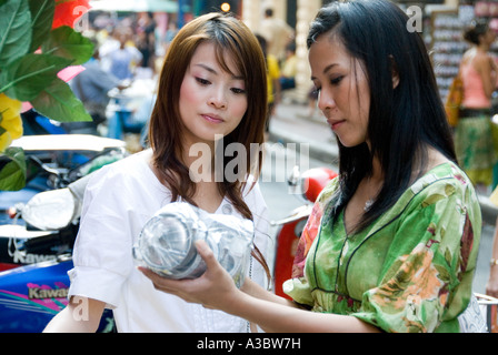 Zwei jungen Thai-Frauen Einkaufen in Yarowat. Stockfoto