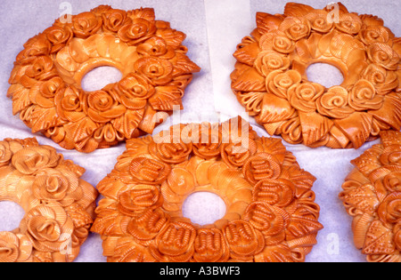 Dekorative Hochzeit Brot gebacken in Form von Blumen Kränze Rethymnon Western Kreta Griechenland Stockfoto