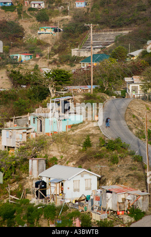 WEST INDIES Karibik St. Vincent The Grenadines Canouan Island Charlestown Local Hang Gehäuse mit Straße, auf der Durchreise Stockfoto