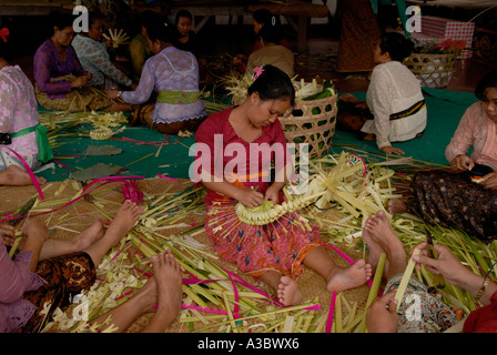 Eine Gruppe von Frauen im Tempel von Seminyak, sie machen die täglichen religiösen Gaben, die Canang genannt werden. Bali Indonesien 2006 2000s HOMER SYKES Stockfoto