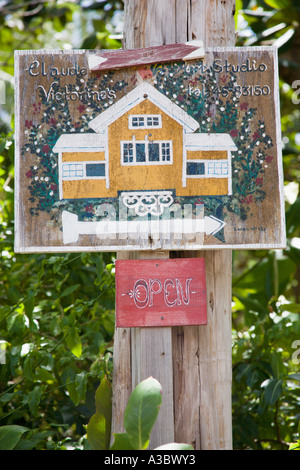 WEST INDIES Karibik St. Vincent die Grenadinen Bequia Insel niedriger Bay Beach Zeichen für Claude Victorine Art Studiogalerie Stockfoto