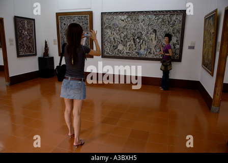 Neka Kunstmuseum, Ubud, Insel Bali. Asiatische Urlauber traditionelle balinesische Malerei. 2006 2000s HOMER SYKES Stockfoto