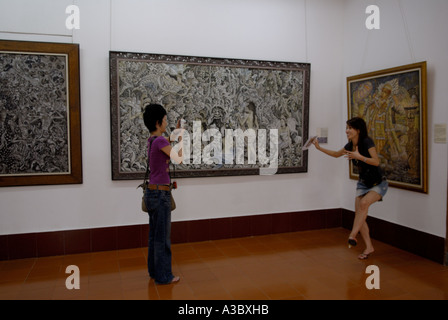 Neka Kunstmuseum, Ubud, Insel Bali. Asiatische Urlauber traditionelle balinesische Malerei. 2006 2000s HOMER SYKES Stockfoto