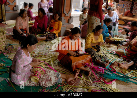 Eine Gruppe von Frauen im Tempel von Seminyak, sie machen die täglichen religiösen Gaben, die Canang genannt werden. Bali Indonesien 2006 2000s HOMER SYKES Stockfoto