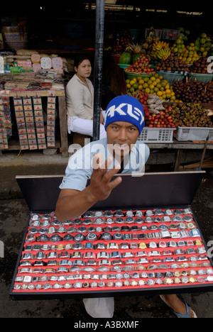 Mann, der gefälschte Designermarken verkauft, Uhren auf dem Straßenmarkt Ubud, Insel Bali in Indonesien Südostasien 2006 2000s HOMER SYKES Stockfoto