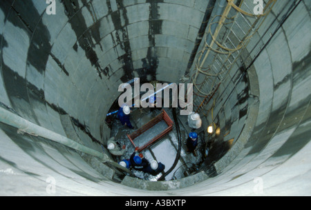 Sehen Sie unten einen vorgefertigten Stahlbeton Segment ausgekleidet Zugangsschacht zu einem Kanal-Tunnel im Bau. Stockfoto