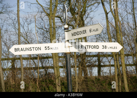 Wegweiser an der Kreuzung der Grand Union Canal und Wendover Arm an Bulbourne, in der Nähe von Tring Stauseen, Hertfordshire Stockfoto