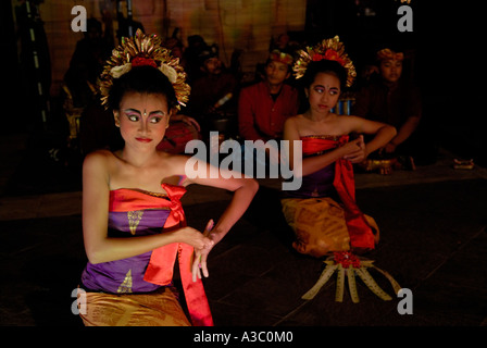 Bali Balinese traditioneller Tanz für Hotelgäste. Seminyak Kuta, Insel Bali Indonesien Südostasien 2006 2000s HOMER SYKES Stockfoto