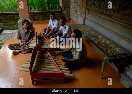 Neka Kunstmuseum, Ubud, Insel Bali Indonesien. Musiker spielen Gamelan-Musik am Eingang des Museums. 2006 2000s HOMER SYKES Stockfoto