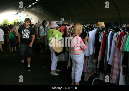 Ältere Frau-Shop für Bekleidung und Mode-Elemente auf einem freien Markt bei Kirribilli in Sydney Australia Stockfoto