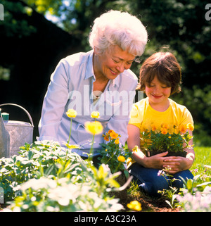 Großmutter und Enkelin, die Arbeit in den Garten vorbereiten, Blumen zu Pflanzen Stockfoto