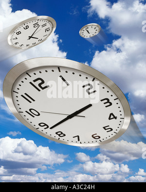 Uhren, die über den Himmel, die Darstellung des Slogan Time Flies racing Stockfoto