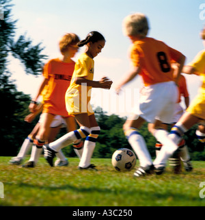 Ethnisch und Geschlecht diversifizierte Gruppe von Kindern in einem Fußball-Wettbewerb-Spiel spielen Stockfoto