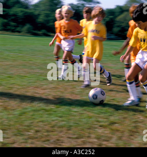 Ethnisch und Geschlecht diversifizierte Gruppe von Kindern in einem Fußball-Wettbewerb-Spiel spielen Stockfoto