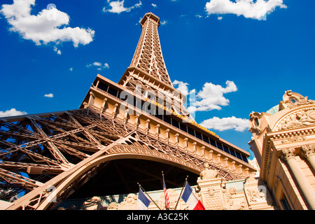 Eine Nachbildung des Eiffelturms erhebt sich über dem Paris Casino auf dem Las Vegas Strip Las Vegas Nevada, USA Stockfoto