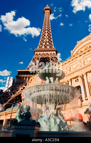 Eine Nachbildung des Eiffelturms erhebt sich über dem Paris Casino auf dem Las Vegas Strip Las Vegas Nevada, USA Stockfoto