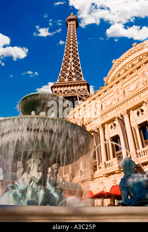 Eine Nachbildung des Eiffelturms erhebt sich über dem Paris Casino auf dem Las Vegas Strip Las Vegas Nevada, USA Stockfoto