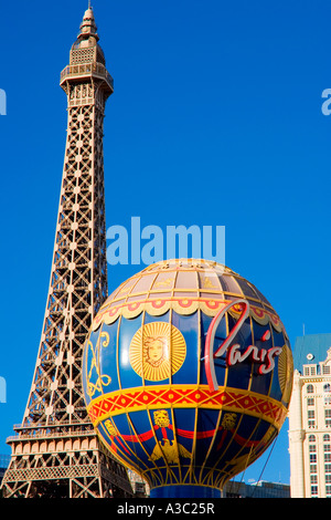 Eine Nachbildung des Eiffelturms erhebt sich über dem Paris Casino auf dem Las Vegas Strip Las Vegas Nevada, USA Stockfoto