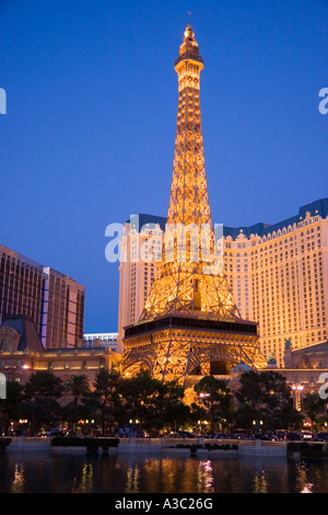 Nachbildung des Eiffelturms erhebt sich über dem Paris Casino und Ballys auf den Las Vegas Strip Nevada USA Stockfoto