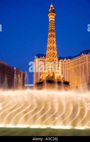 Bellagio Fountains ausführen vor dem Eiffelturm Replik des Paris Casino auf dem Las Vegas Nevada, USA Stockfoto