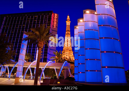 Eine Nachbildung des Eiffelturms erhebt sich über das Paris und Ballys Casino in Las Vegas Nevada, USA Stockfoto