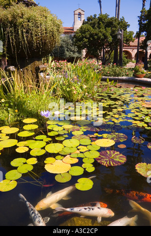 Fontäne und Hof an Mission San Juan Capistrano im südlichen Kalifornien USA Stockfoto