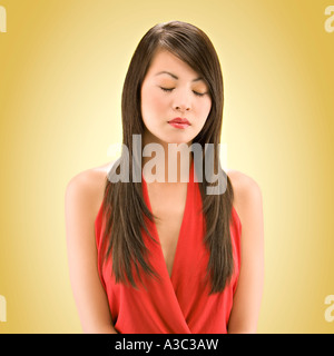 20er Jahre asiatische Frau Entspannung in einem Sommerkleid. Stockfoto