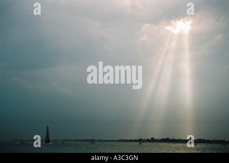 Strahlen der Sonne durch die Wolken bricht Stockfoto