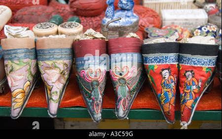 Reich verzierte Seide kleine Schuhe zu verkaufen in Dongtai-Markt in Shanghai Stockfoto