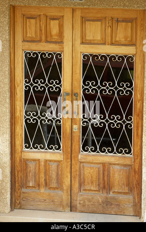 Kolonial Fenster mit dekorativen Schmiedeeisen Tiefenbilder, Trujillo