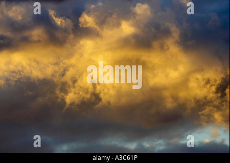 Sonnenlicht reflektiert feurige Sturm Wolken bei Sonnenuntergang Teneriffa-Kanarische Inseln-Spanien Stockfoto