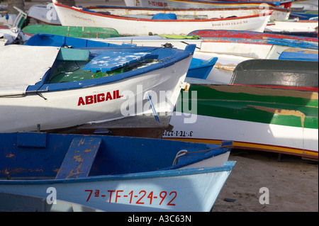 hölzerne bunte Fischerboote und Dinghys sitzen am Strand von Las Teresitas Teneriffa-Kanarische Inseln-Spanien Stockfoto