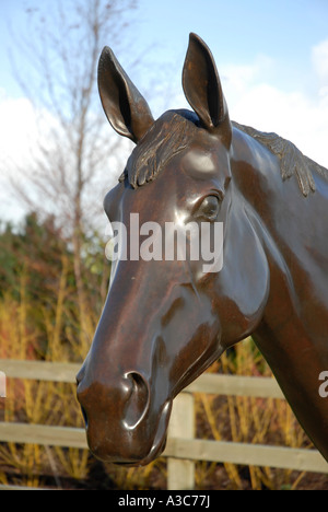 Cheltenham Racecourse Prestbury Park die Statue bester Kumpel dreimal Champion Hurdle Gewinner. England Stockfoto