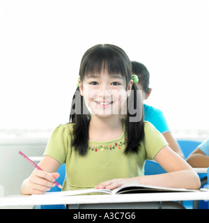 Studierende mit Studing im Klassenzimmer. Stockfoto